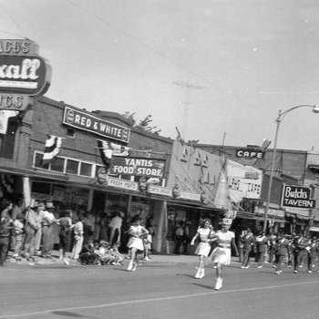 Parade marching by the Yantis Red & White Yantis Food Store